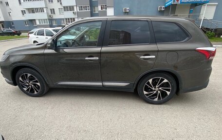 Mitsubishi Outlander III рестайлинг 3, 2018 год, 1 850 000 рублей, 2 фотография