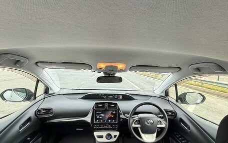 Toyota Prius IV XW50, 2018 год, 1 450 000 рублей, 6 фотография