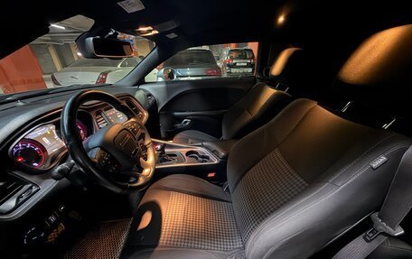 Dodge Challenger III рестайлинг 2, 2016 год, 2 600 000 рублей, 10 фотография