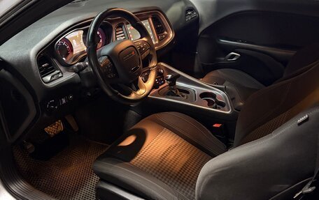 Dodge Challenger III рестайлинг 2, 2016 год, 2 600 000 рублей, 8 фотография