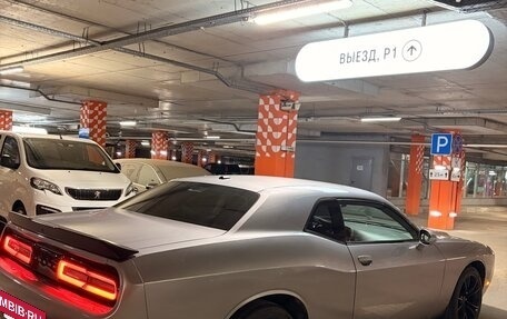 Dodge Challenger III рестайлинг 2, 2016 год, 2 600 000 рублей, 2 фотография