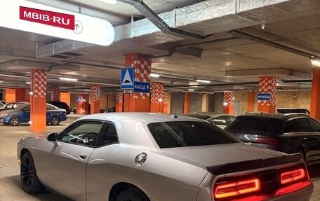 Dodge Challenger III рестайлинг 2, 2016 год, 2 600 000 рублей, 4 фотография