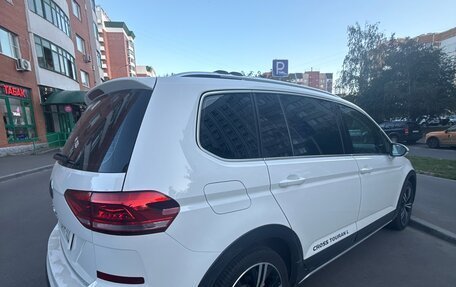 Volkswagen Touran III, 2022 год, 2 600 000 рублей, 2 фотография