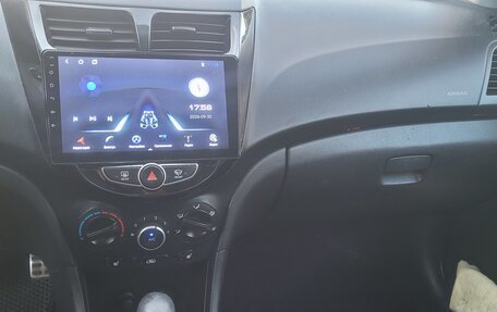 Hyundai Solaris II рестайлинг, 2011 год, 740 000 рублей, 13 фотография