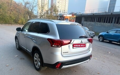 Mitsubishi Outlander III рестайлинг 3, 2016 год, 1 750 000 рублей, 4 фотография