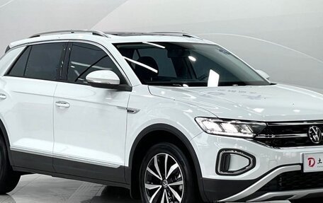 Volkswagen T-Roc I, 2023 год, 1 900 000 рублей, 1 фотография