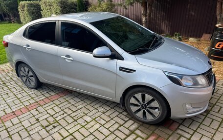 KIA Rio III рестайлинг, 2013 год, 880 000 рублей, 2 фотография