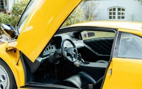Lamborghini Diablo, 1993 год, 19 900 000 рублей, 4 фотография