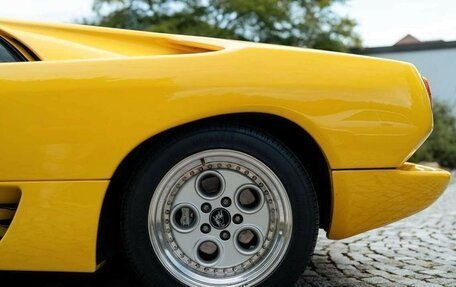 Lamborghini Diablo, 1993 год, 19 900 000 рублей, 10 фотография