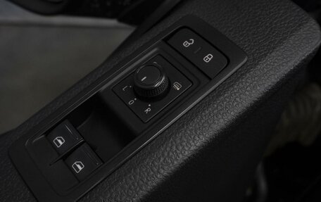 Volkswagen Caravelle T6 рестайлинг, 2016 год, 4 250 000 рублей, 17 фотография