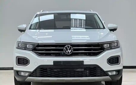 Volkswagen T-Roc I, 2023 год, 1 930 000 рублей, 2 фотография