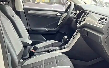 Volkswagen T-Roc I, 2023 год, 1 930 000 рублей, 13 фотография