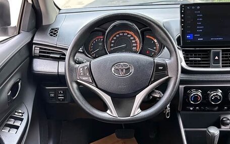 Toyota Yaris, 2022 год, 1 392 000 рублей, 11 фотография