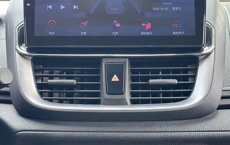 Toyota Yaris, 2022 год, 1 392 000 рублей, 16 фотография