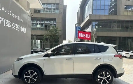 Toyota RAV4, 2019 год, 2 410 000 рублей, 3 фотография