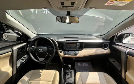 Toyota RAV4, 2019 год, 2 410 000 рублей, 10 фотография