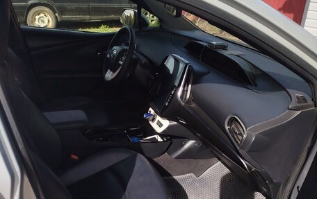 Toyota Prius IV XW50, 2018 год, 2 400 000 рублей, 4 фотография
