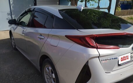Toyota Prius IV XW50, 2018 год, 2 400 000 рублей, 3 фотография