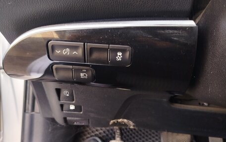 Toyota Prius IV XW50, 2018 год, 2 400 000 рублей, 13 фотография