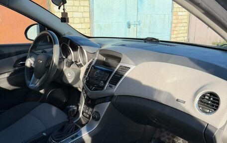 Chevrolet Cruze II, 2010 год, 800 000 рублей, 6 фотография