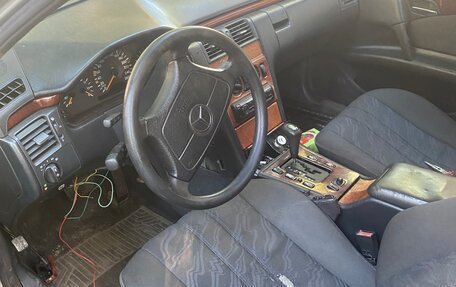 Mercedes-Benz E-Класс, 1997 год, 130 000 рублей, 2 фотография