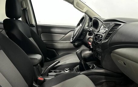 Mitsubishi L200 IV рестайлинг, 2017 год, 2 490 000 рублей, 13 фотография