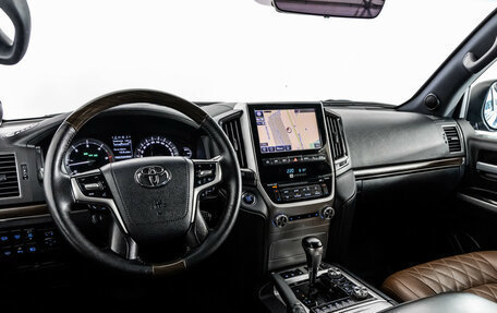Toyota Land Cruiser 200, 2017 год, 5 990 000 рублей, 16 фотография