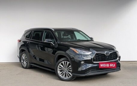 Toyota Highlander, 2022 год, 6 200 000 рублей, 8 фотография