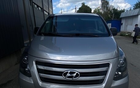Hyundai H-1 II рестайлинг, 2013 год, 1 600 000 рублей, 4 фотография