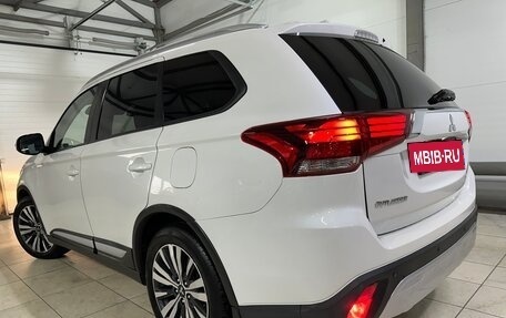 Mitsubishi Outlander III рестайлинг 3, 2021 год, 2 350 000 рублей, 2 фотография