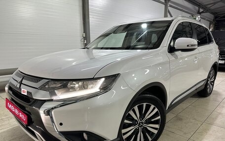 Mitsubishi Outlander III рестайлинг 3, 2021 год, 2 350 000 рублей, 3 фотография