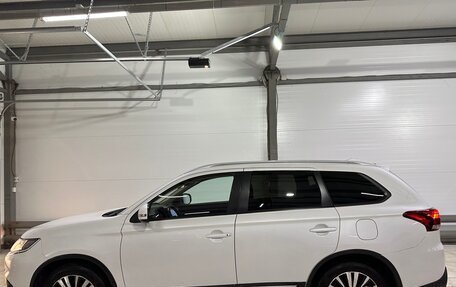 Mitsubishi Outlander III рестайлинг 3, 2021 год, 2 350 000 рублей, 11 фотография