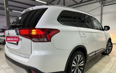 Mitsubishi Outlander III рестайлинг 3, 2021 год, 2 350 000 рублей, 4 фотография