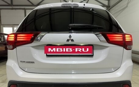 Mitsubishi Outlander III рестайлинг 3, 2021 год, 2 350 000 рублей, 10 фотография