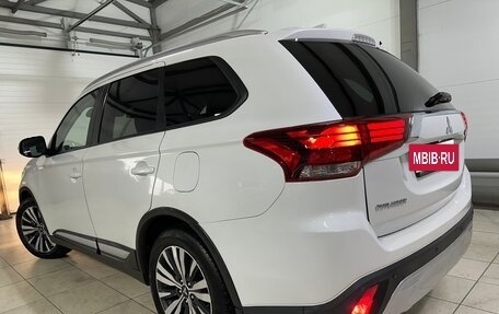 Mitsubishi Outlander III рестайлинг 3, 2021 год, 2 350 000 рублей, 6 фотография