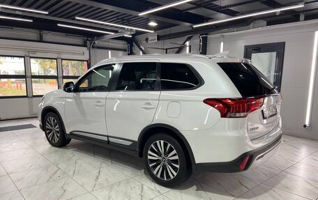 Mitsubishi Outlander III рестайлинг 3, 2019 год, 2 200 000 рублей, 5 фотография