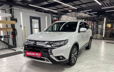 Mitsubishi Outlander III рестайлинг 3, 2019 год, 2 200 000 рублей, 13 фотография