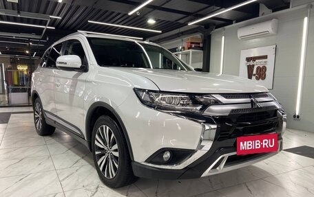 Mitsubishi Outlander III рестайлинг 3, 2019 год, 2 200 000 рублей, 10 фотография