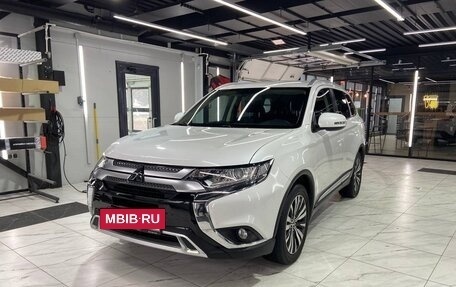 Mitsubishi Outlander III рестайлинг 3, 2019 год, 2 200 000 рублей, 14 фотография
