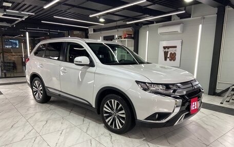 Mitsubishi Outlander III рестайлинг 3, 2019 год, 2 200 000 рублей, 16 фотография
