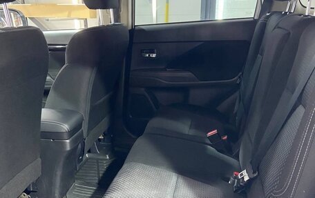 Mitsubishi Outlander III рестайлинг 3, 2019 год, 2 200 000 рублей, 20 фотография