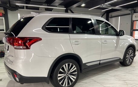 Mitsubishi Outlander III рестайлинг 3, 2019 год, 2 200 000 рублей, 17 фотография