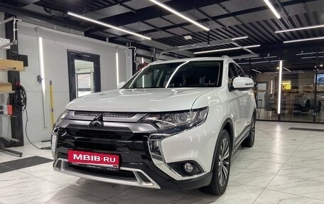 Mitsubishi Outlander III рестайлинг 3, 2019 год, 2 200 000 рублей, 24 фотография