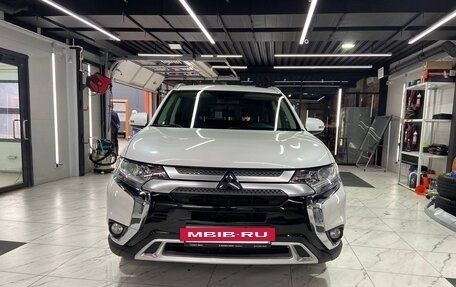 Mitsubishi Outlander III рестайлинг 3, 2019 год, 2 200 000 рублей, 15 фотография