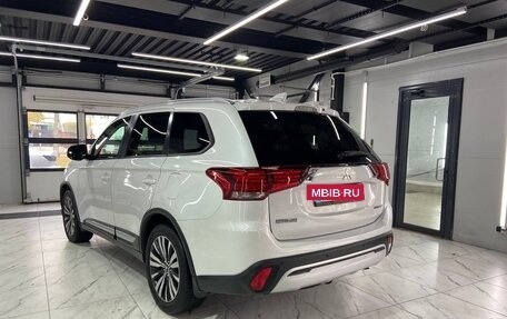 Mitsubishi Outlander III рестайлинг 3, 2019 год, 2 200 000 рублей, 18 фотография