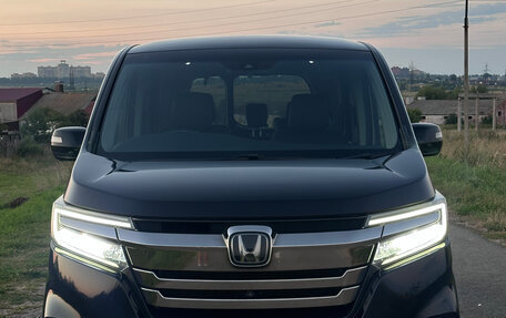 Honda Stepwgn IV, 2017 год, 2 300 000 рублей, 2 фотография