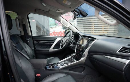 Mitsubishi Pajero Sport III рестайлинг, 2018 год, 2 650 000 рублей, 6 фотография