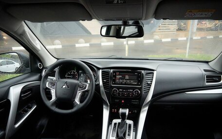 Mitsubishi Pajero Sport III рестайлинг, 2018 год, 2 650 000 рублей, 7 фотография