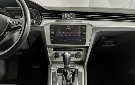 Volkswagen Passat B8 рестайлинг, 2017 год, 1 895 000 рублей, 15 фотография