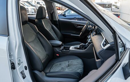Toyota RAV4, 2023 год, 3 270 000 рублей, 8 фотография